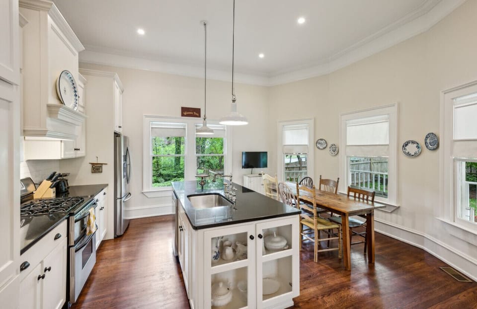 Large chef`s kitchen and breakfast room