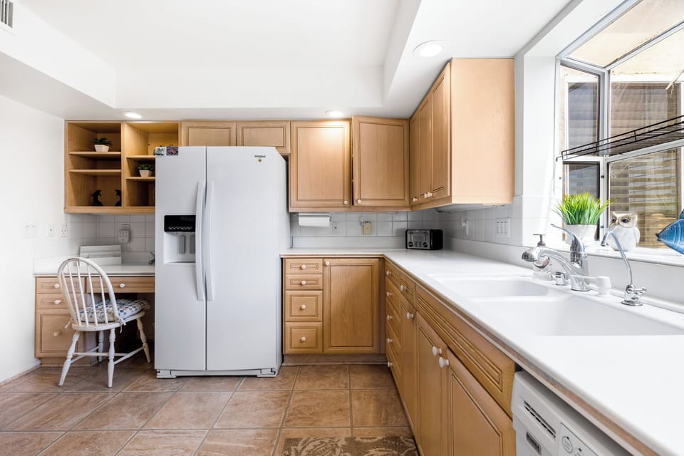 Kitchen: Fridge with filtered water dispenser, ice maker (cubed & crushed). Plenty of countertop space. 