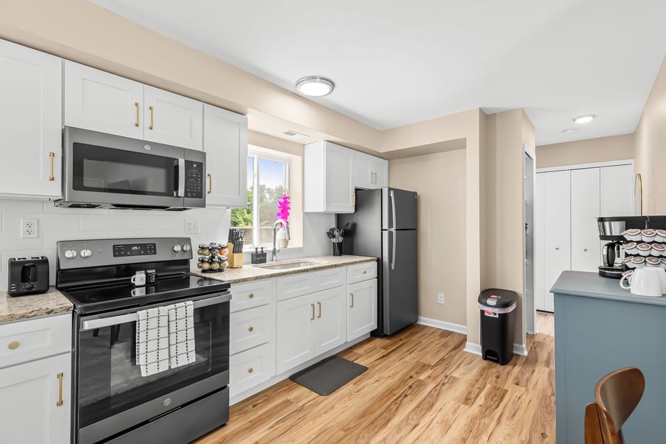 The stove, microwave, and refrigerator are all in good working order, and the spacious layout is perfect for entertaining guests.