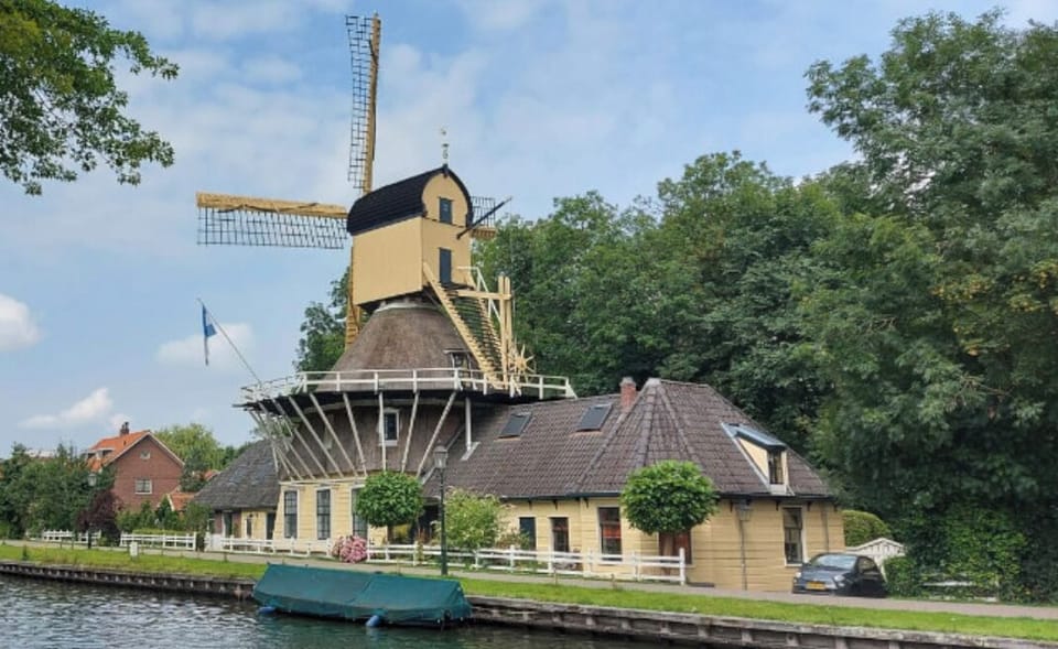 Windmill 'De Vriendschap' in Weesp is only 11 km away