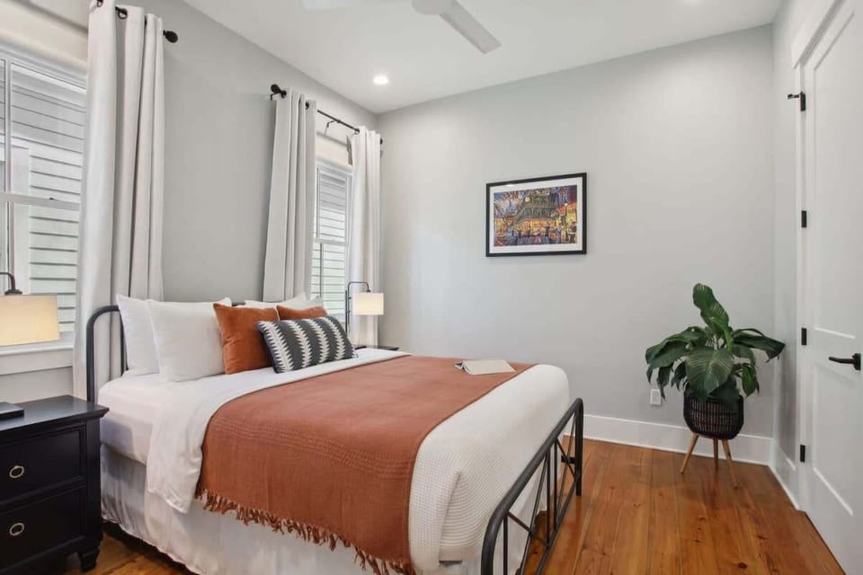 Bedroom 3: Queen