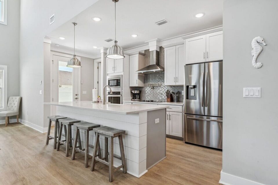Kitchen with 4 person breakfast bar