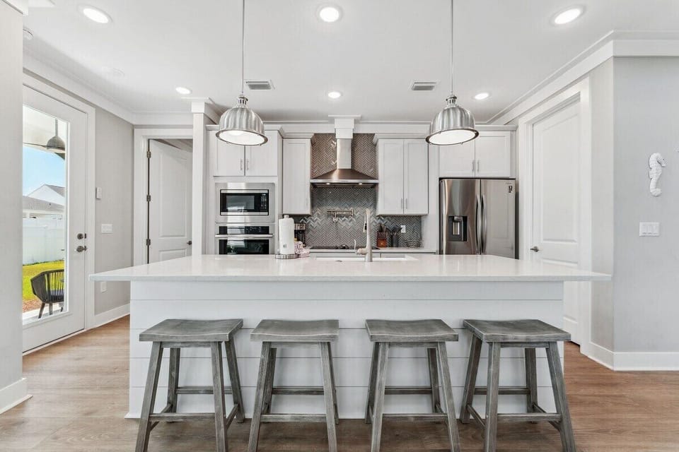 Kitchen with 4 person breakfast bar