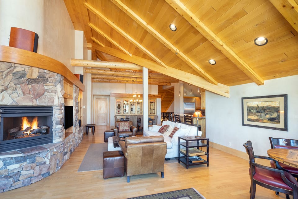 2.1-centrum-penthouse-mountain-village-living-room2