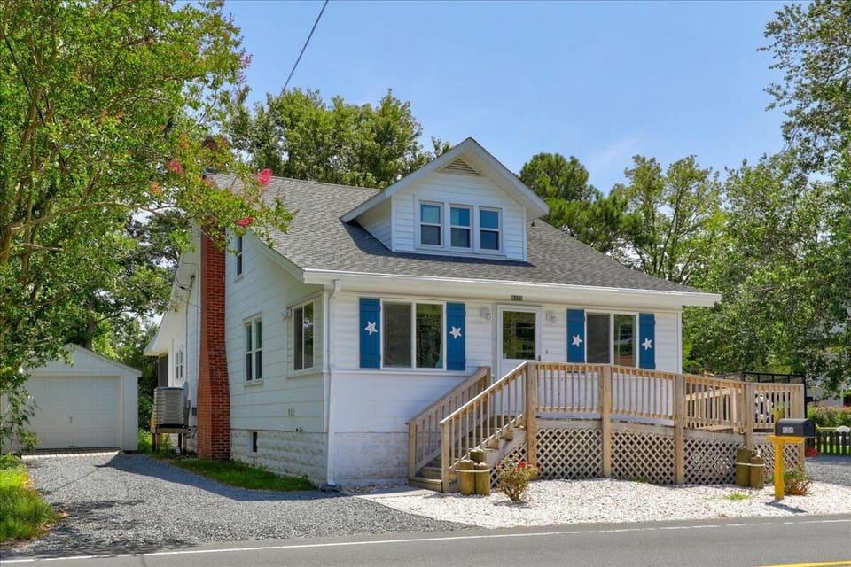 Located in the heart of the Island on Chicken City Road - close to everywhere you want to be!