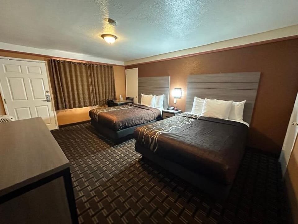 Queen Room With Two Queen Beds- Non Smoking  image 9