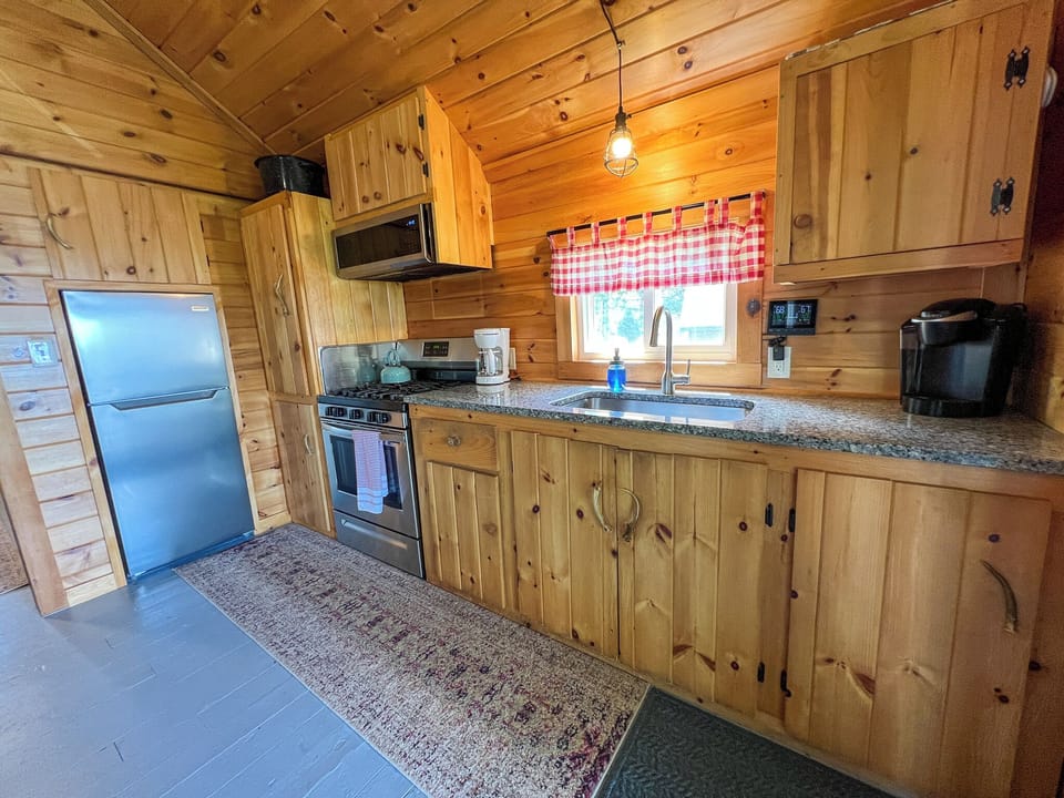 Take advantage of the renovated kitchen to prepare your meals. 