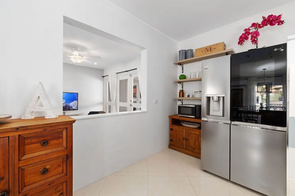 Beautiful 3BR2BA, Amazing Location w/ Private Pool (12881)