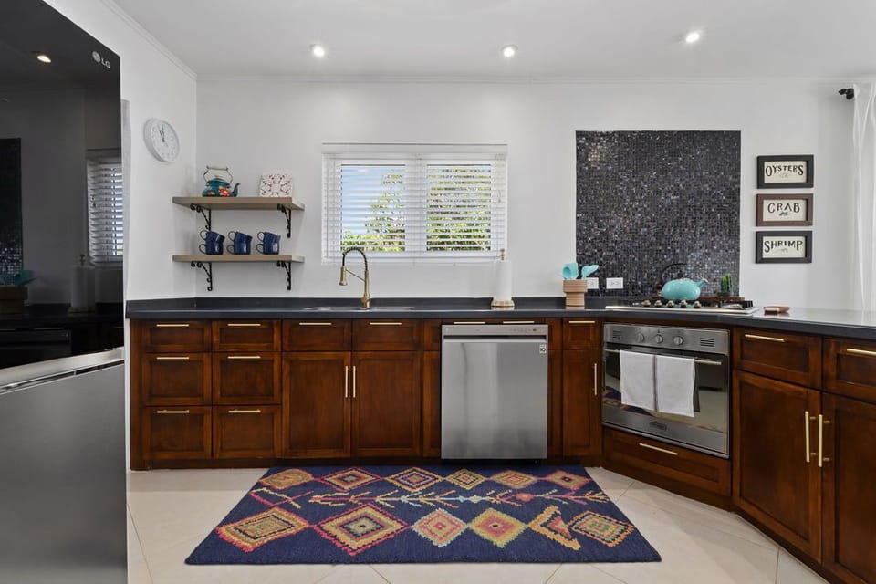 Beautiful 3BR2BA, Amazing Location w/ Private Pool (12879)