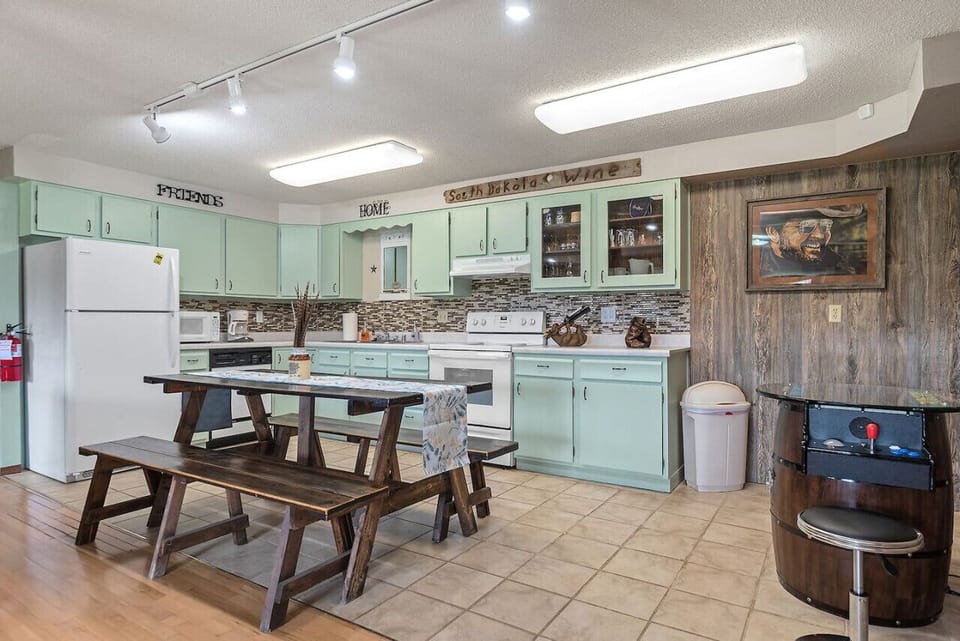 While you cook, your friends and family can gather around the Barrel Pacman Arcade, cheerfully engaging in friendly competitions!