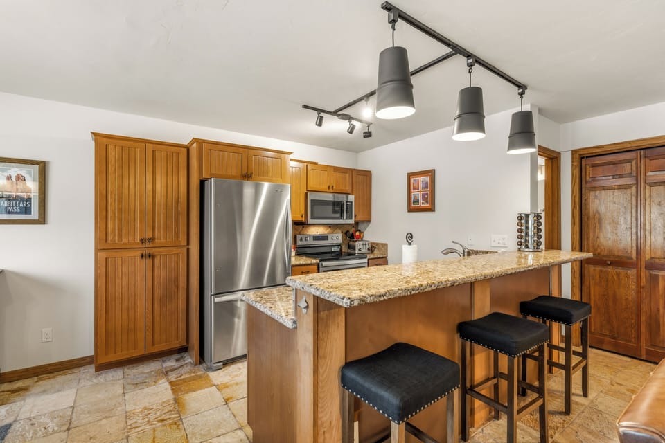 Kitchen and Breakfast Bar