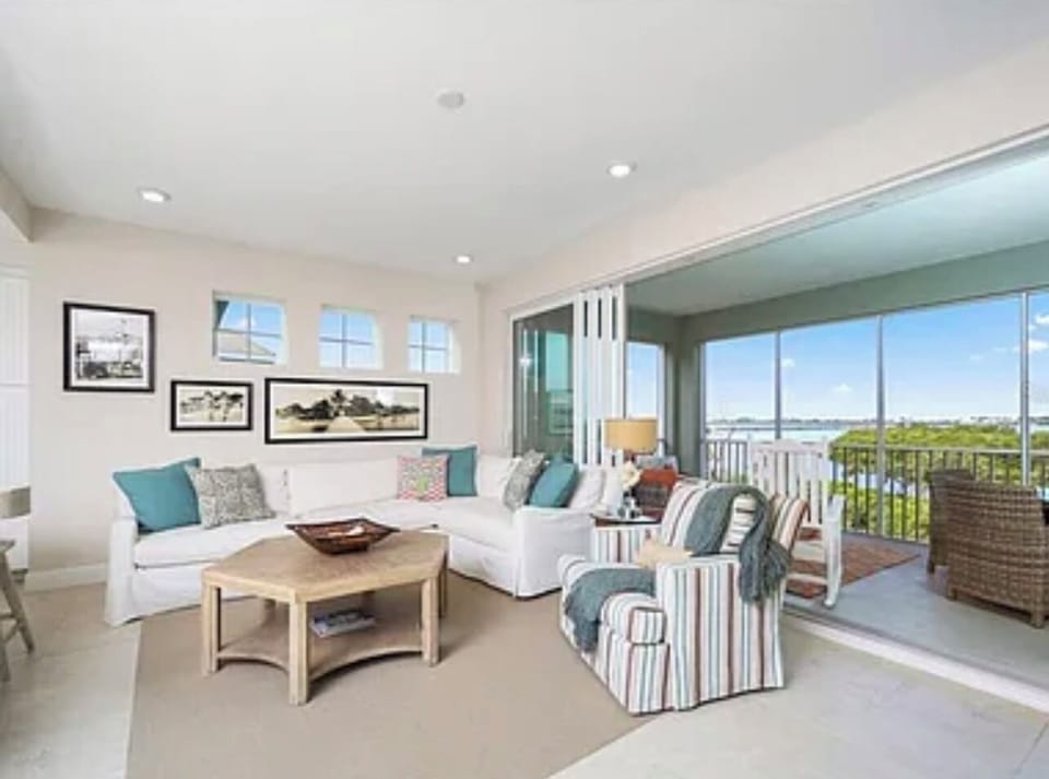 Waterfront and western facing sunset views over Anna Maria sound!