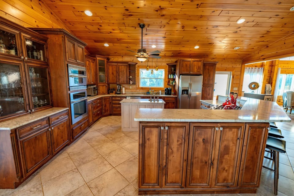 Gourmet Kitchen - Additional Seating for 3