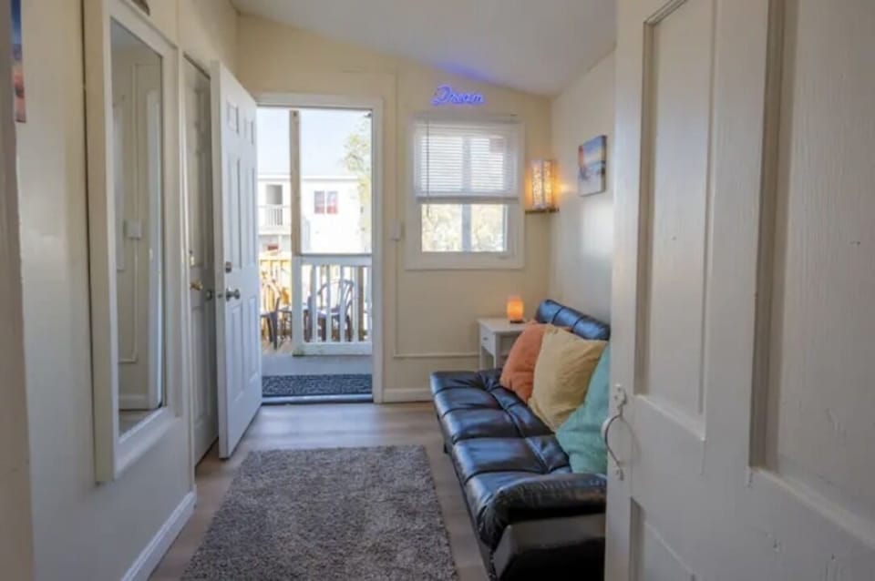 Bedroom w/full-sized pullout double futon, cozy decor, full length mirror & AC 