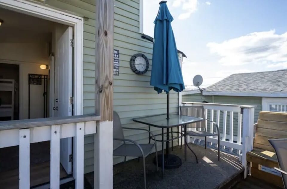 Private outdoor back deck w/outdoor seating, firepit for addtl fee upon avail