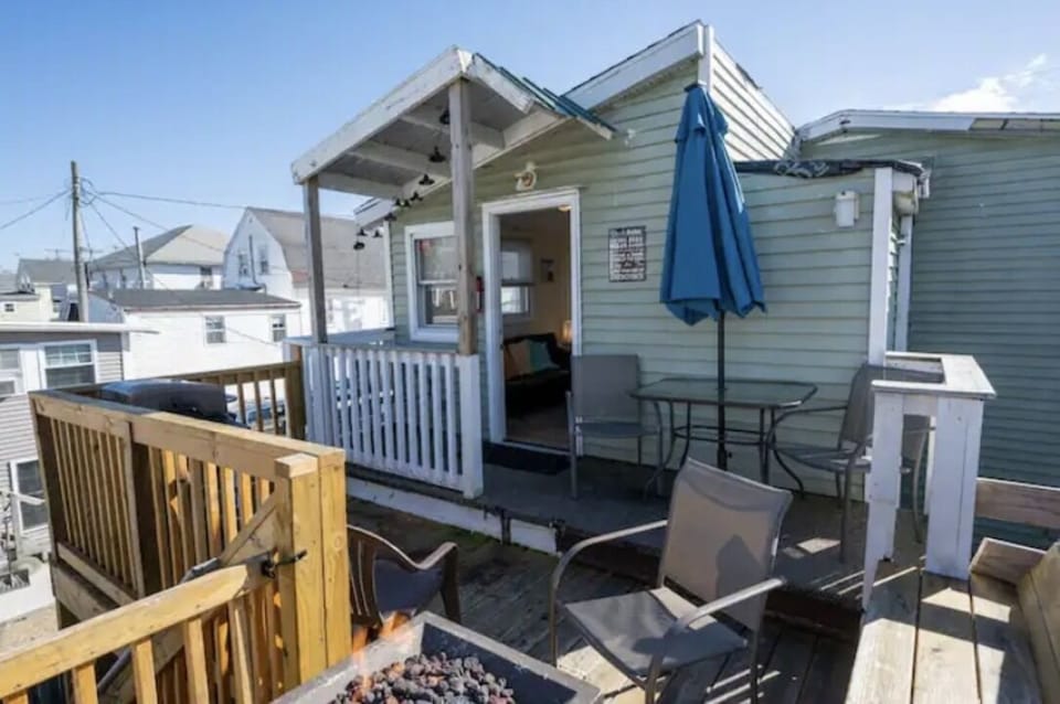 Private outdoor back deck w/outdoor seating, firepit for addtl fee upon avail