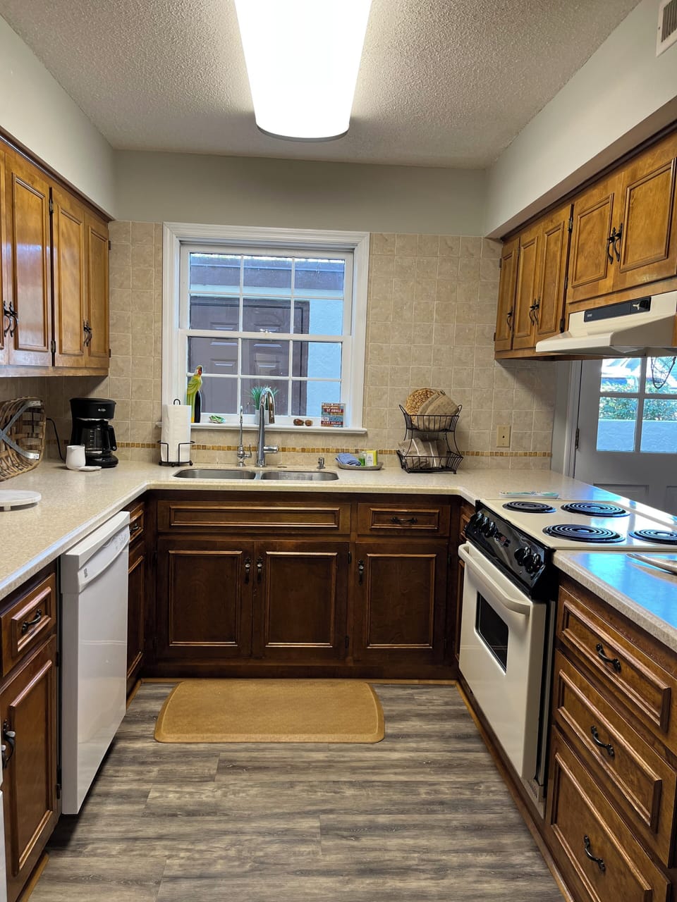 Fully stocked kitchen if you choose to cook! 