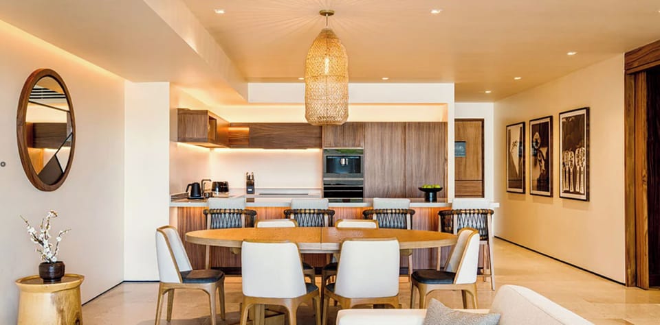 Fully equipped kitchen and dining area