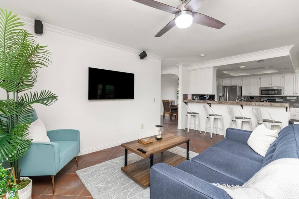 Casual den w/ Smart TV