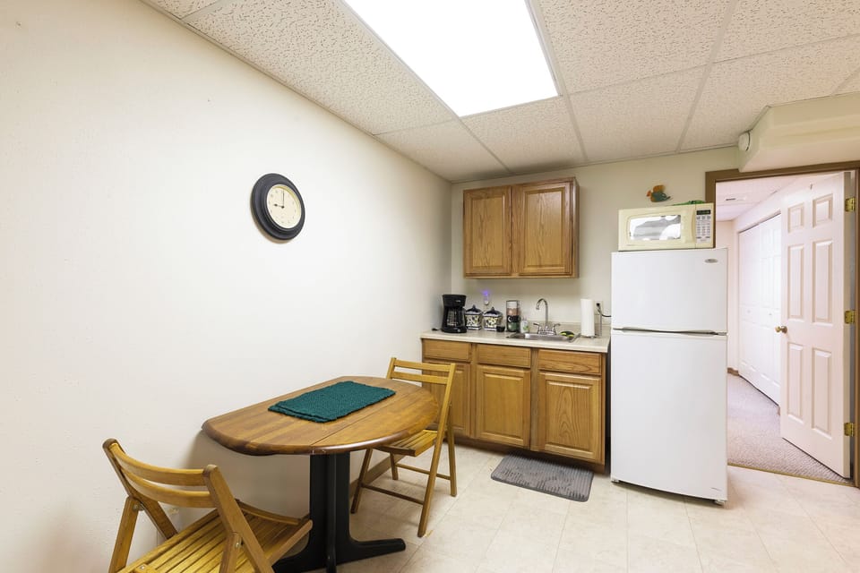 Kitchenette ( Basement Level) 