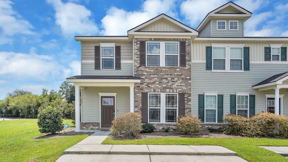 Nearly 1,600 sq ft home with 3 bedrooms, 2.5 baths. Super fast WiFi, 4 Roku TVs and an office desk. Quiet neighborhood perfect for working professionals or families.