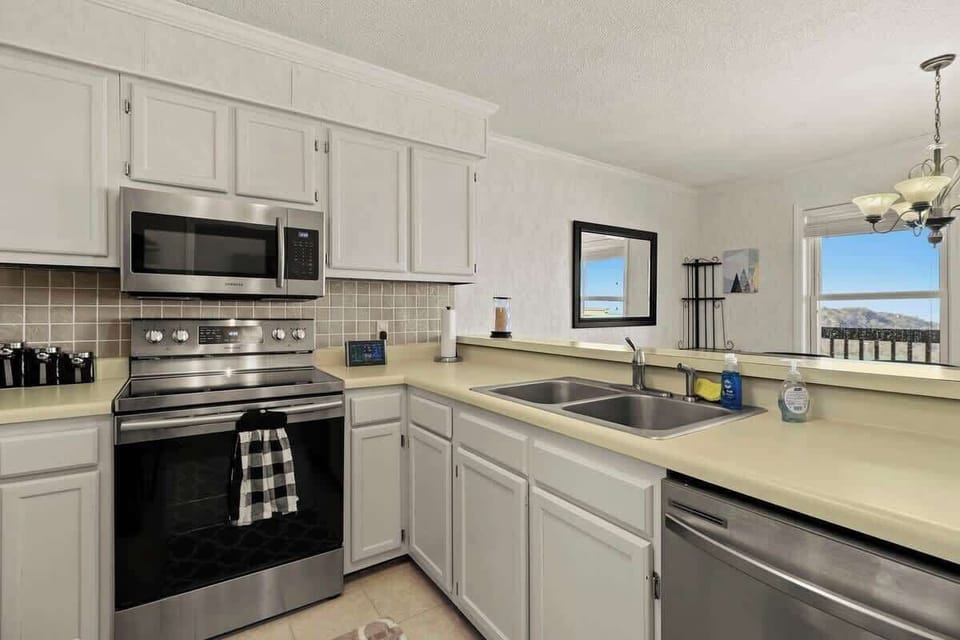 A kitchen ready for your every culinary desire! From cookware to bakeware, our fully equipped space makes extended stays a delight. 
