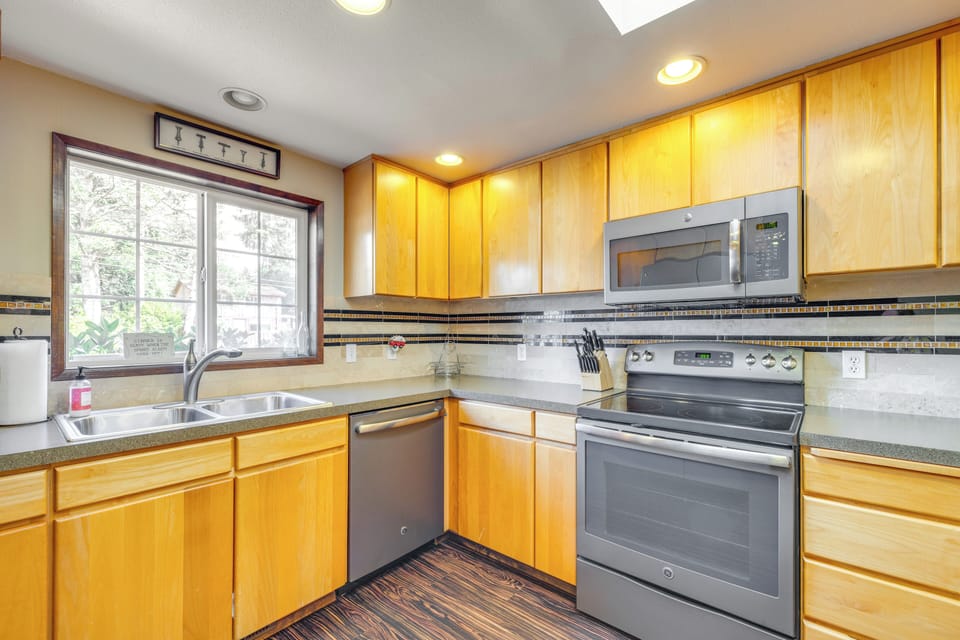 Kitchen | 1,100 Sq Ft | Pet Friendly w/ Fee | Keyless Entry