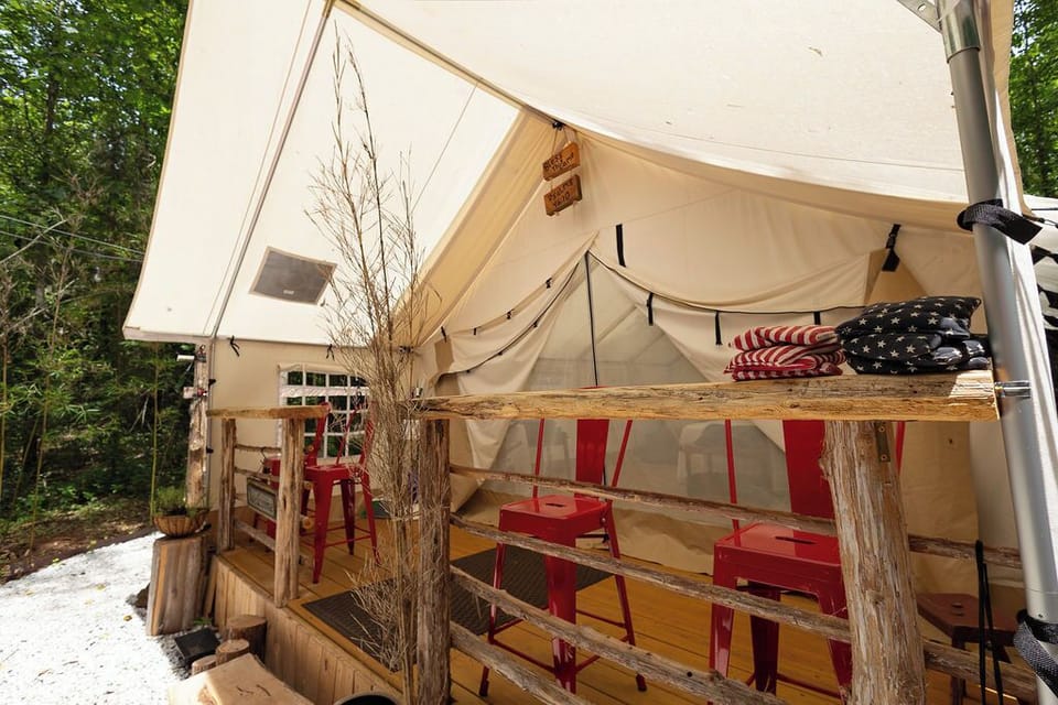 Covered deck w/Outside dinning bar