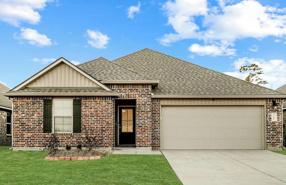 Stay at the best Airbnb in Lake Charles! Enjoy a modern property built after 2020, located just 2 miles from a new golf course. Perfect for comfort, style, and convenience.