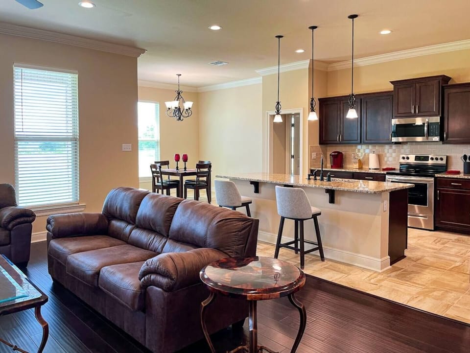 The common living area comfortably accommodates up to six guests and includes a convenient, laptop-friendly workspace. Enjoy high-speed wireless internet accessible on all your devices.