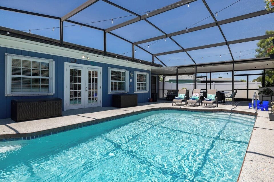 Large Heated Pool with Screened in cage