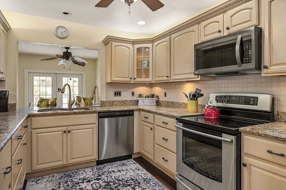 Spacious Full Kitchen