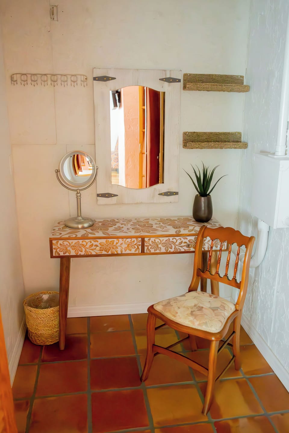 Vanity w/drawers, jewelry station, makeup mirror