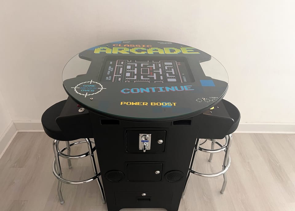 Game Console with over 300+ games (Pac-Man, Donkey Kong)