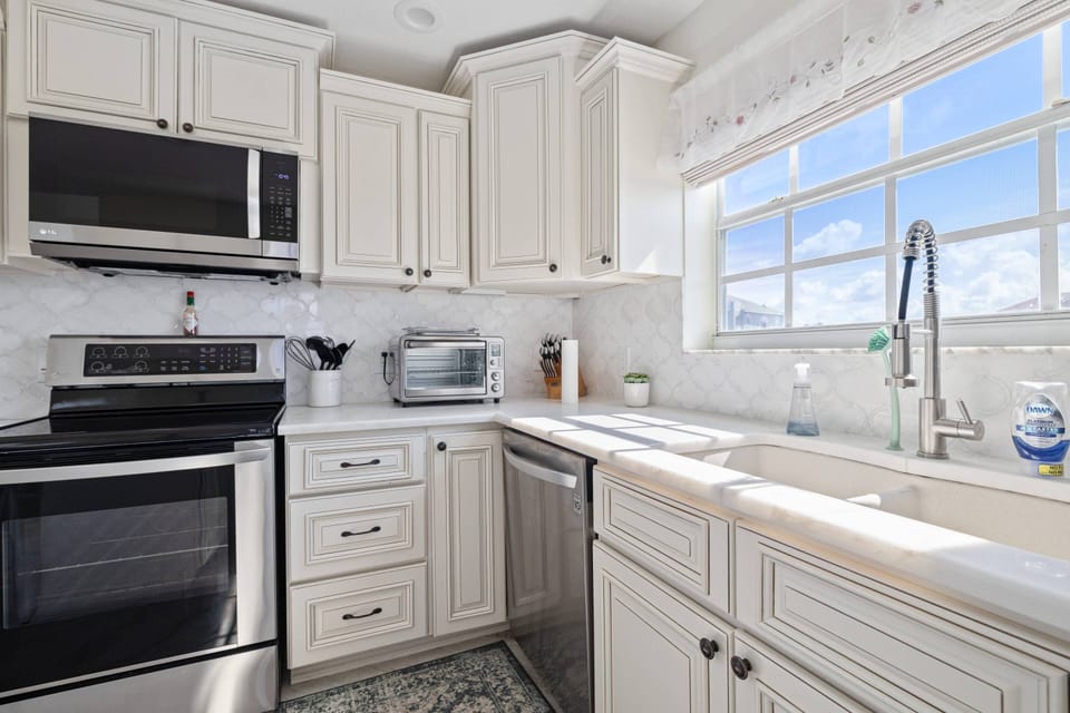 Updated Full Kitchen!