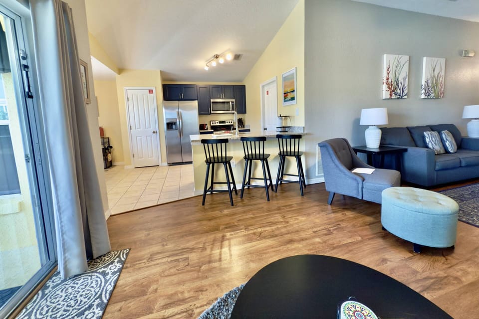 Breakfast Bar with seating for 3