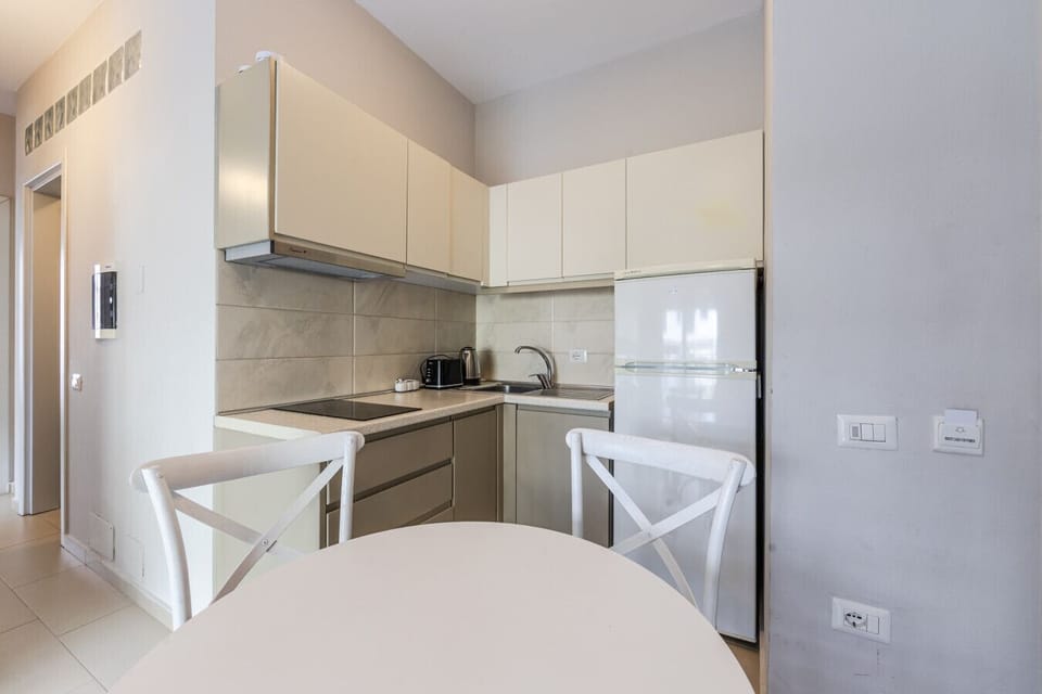 Dining area and fully-equipped kitchen
