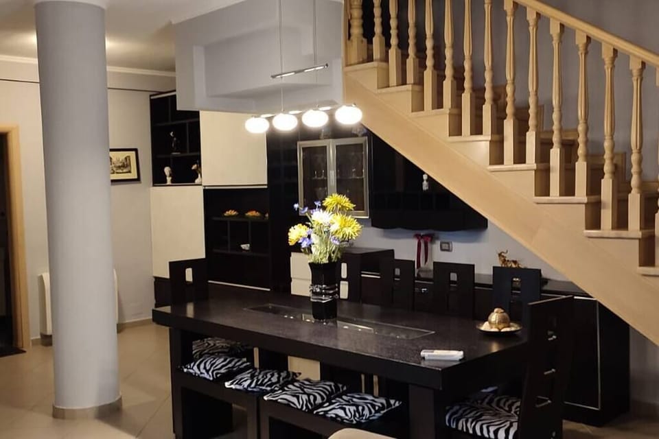 Living room (breakfast/lunch/dinner table)