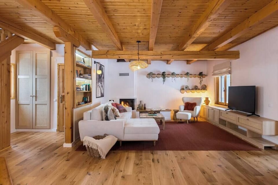 Living room with wood fireplace, smart TV w. Netflix, extendable couch and board games.