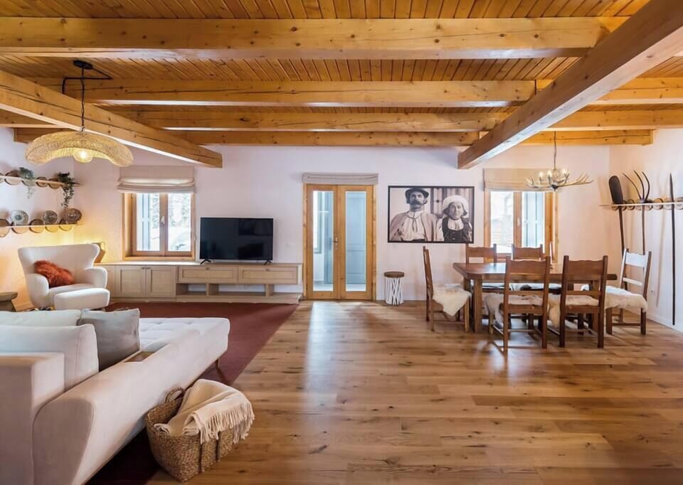 Living room with wood fireplace, smart TV w. Netflix, extendable couch and board games.
