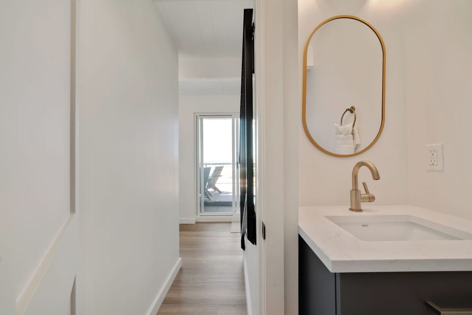 2nd floor bathroom with shower/tub combo