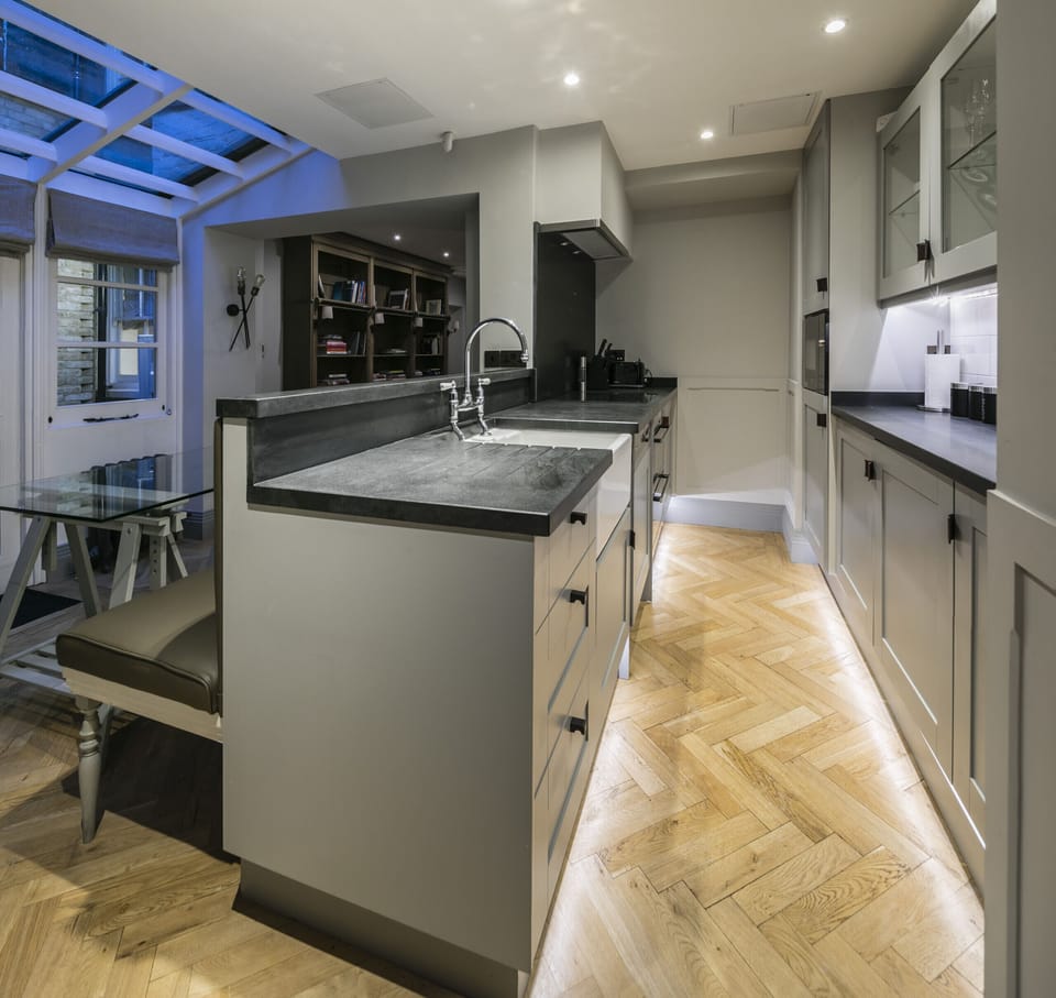 Perfect for those who like to cook, this kitchen is perfect for entertaining family or friends. With a number of storage cupboards, all kitchens are equipped with cutlery, saucepans, china & cooking utensils.