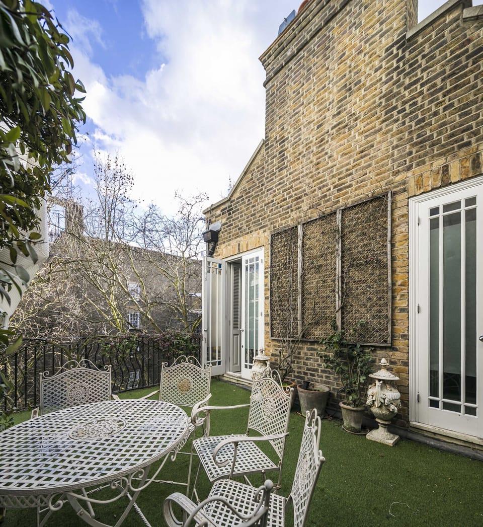 This secret roof garden is a rarity in central Mayfair. Enjoy the tranquil, peace & quiet in this beautiful space. Complete with garden furniture the whole family can enjoy the outside space.