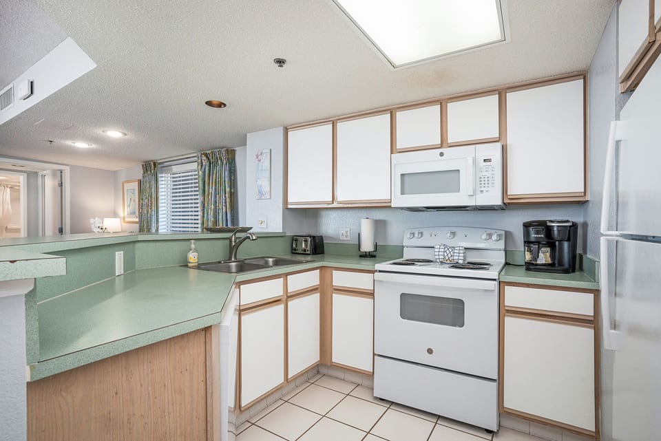 Fully equipped kitchen with NEW appliances