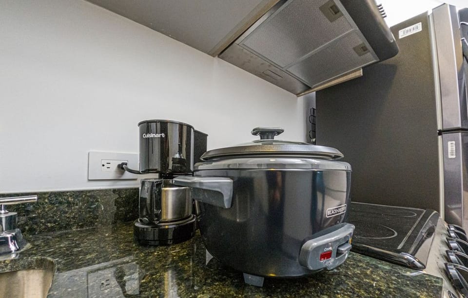 Studio te ofrece : Olla arrocera, coffe maker, licuadora.

Studio offers you: Rice cooker, coffee maker, blender.
