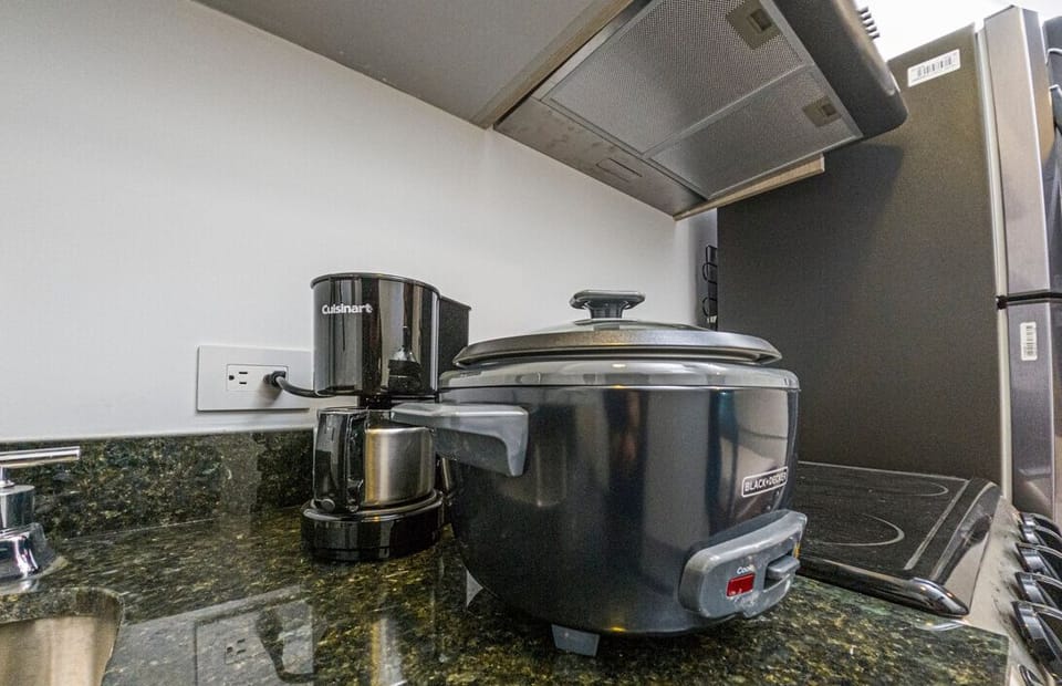 Studio te ofrece : Olla arrocera, coffe maker, licuadora.

Studio offers you: Rice cooker, coffee maker, blender.

