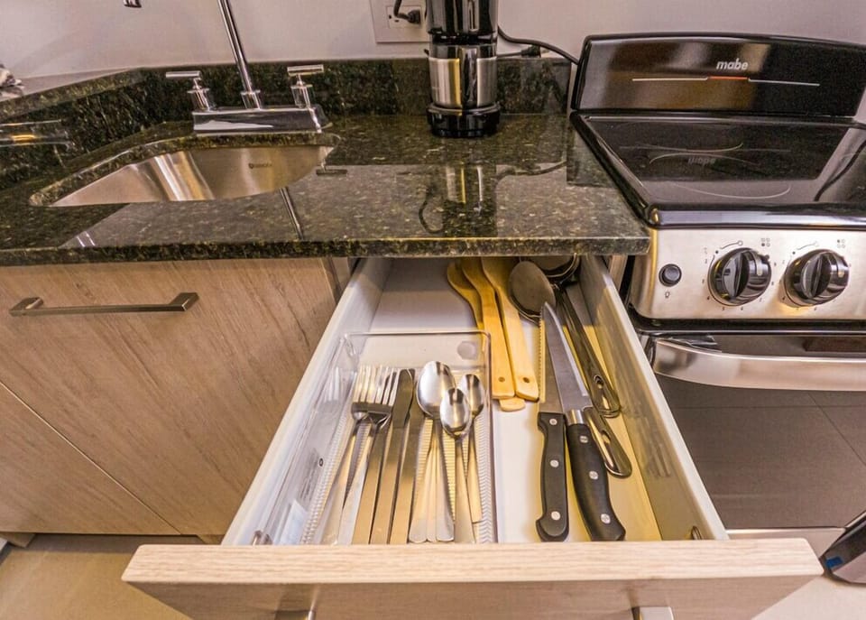 Lo esencial para cocinar.

The essentials for cooking.