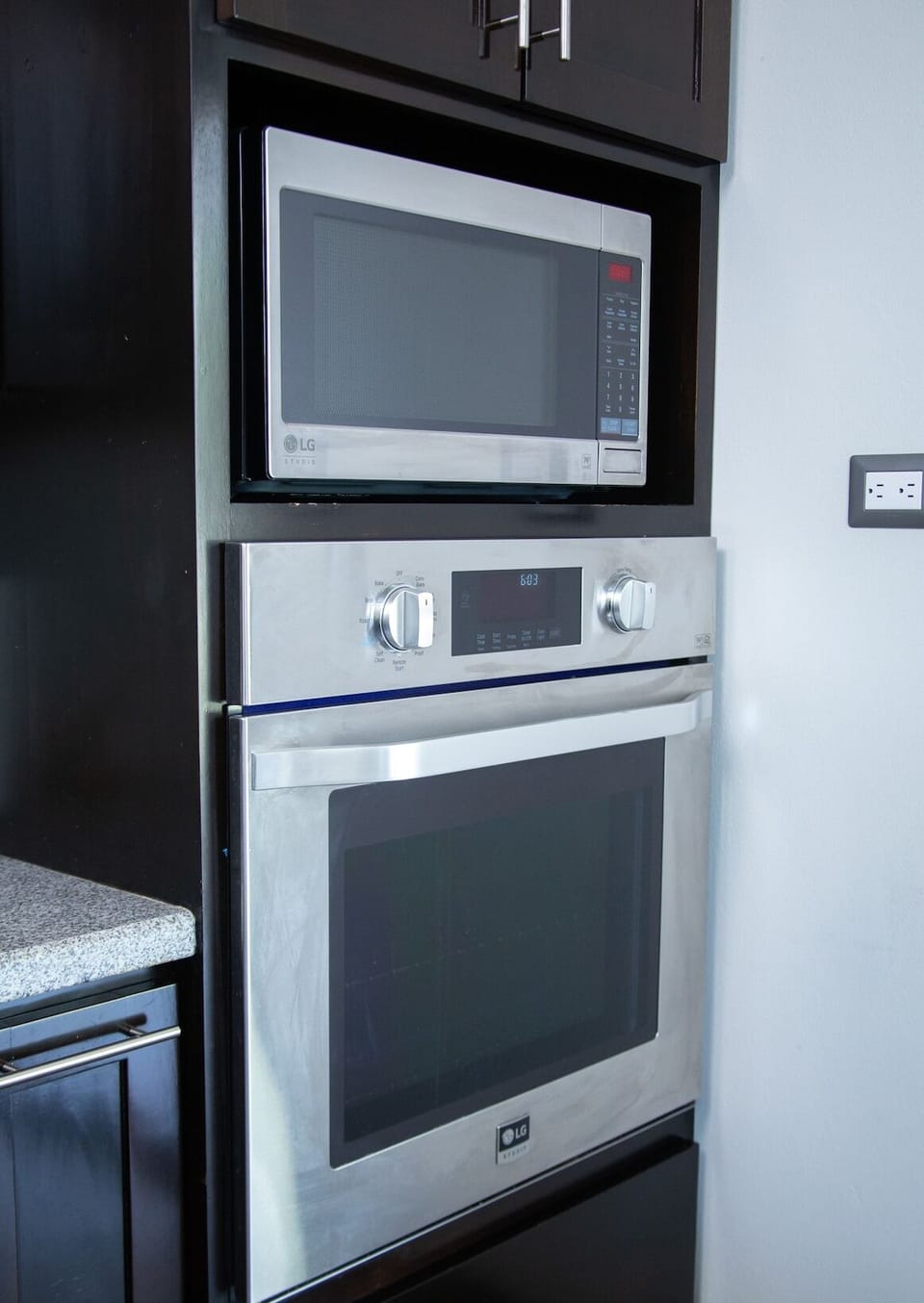 Microondas y horno /Microwave and oven.