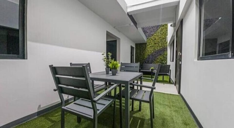 Disfruta de un almuerzo o un café fuera del Studio.

Enjoy lunch or coffee outside the Studio.