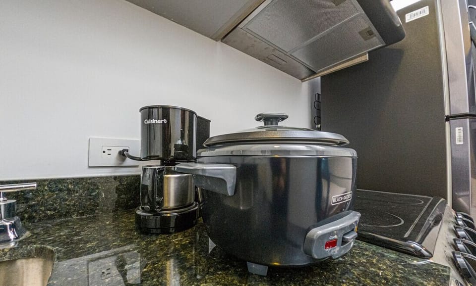 Studio te ofrece : Olla arrocera, coffe maker, licuadora.

Studio offers you: Rice cooker, coffee maker, blender.